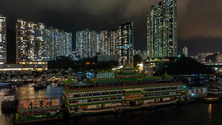 Restoran Terapung Jumbo bergaya kekaisaran China di Aberdeen, Hong Kong, Senin (13/6/2022). Restoran Terapung Jumbo yang ikonik di Hong Kong akan meninggalkan kota, di tengah kurangnya dana untuk memelihara restoran setelah berbulan-bulan pembatasan COVID-19. (Photo by Anthony Kwan/Getty Images)
