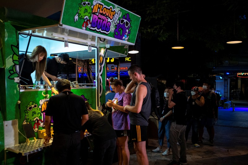 Truk Penjual Ganja di Thailand Turis mengantre untuk membeli ganja, setelah dihapus dari daftar narkotika di bawah hukum Thailand, di Happy Bud, sebuah truk ganja di Khaosan Road, Bangkok, ThailandSenin (13/6/2022). (REUTERS/Athit Perawongmetha)