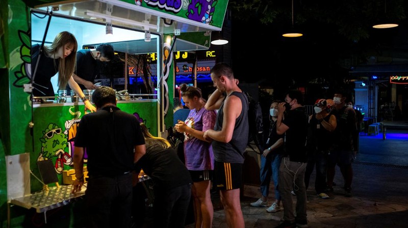 Turis mengantre untuk membeli ganja, setelah dihapus dari daftar narkotika di bawah hukum Thailand, di Happy Bud, sebuah truk ganja di Khaosan Road, Bangkok, ThailandSenin (13/6/2022). (REUTERS/Athit Perawongmetha)