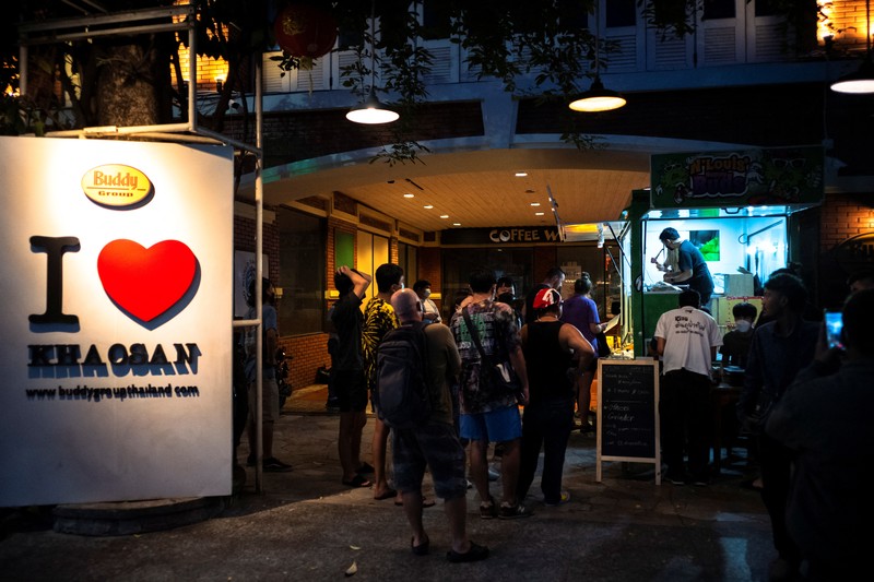Truk Penjual Ganja di Thailand Turis mengantre untuk membeli ganja, setelah dihapus dari daftar narkotika di bawah hukum Thailand, di Happy Bud, sebuah truk ganja di Khaosan Road, Bangkok, ThailandSenin (13/6/2022). (REUTERS/Athit Perawongmetha)