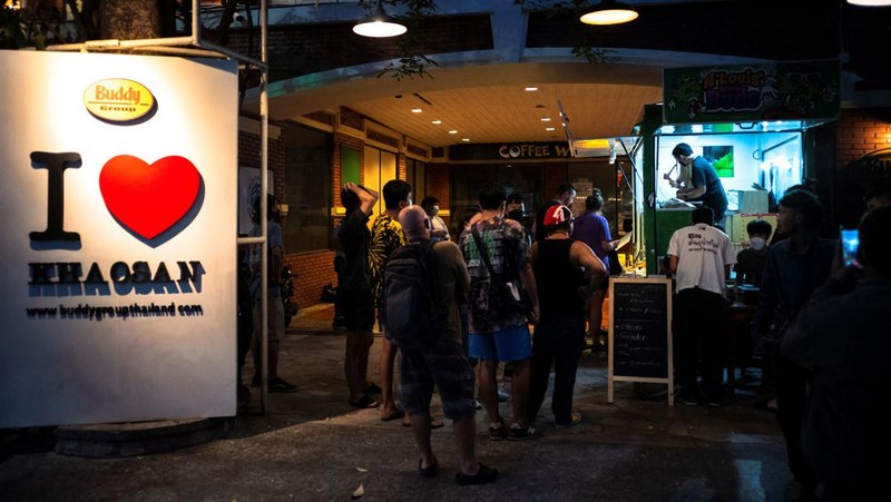 Turis mengantre untuk membeli ganja, setelah dihapus dari daftar narkotika di bawah hukum Thailand, di Happy Bud, sebuah truk ganja di Khaosan Road, Bangkok, ThailandSenin (13/6/2022). (REUTERS/Athit Perawongmetha)