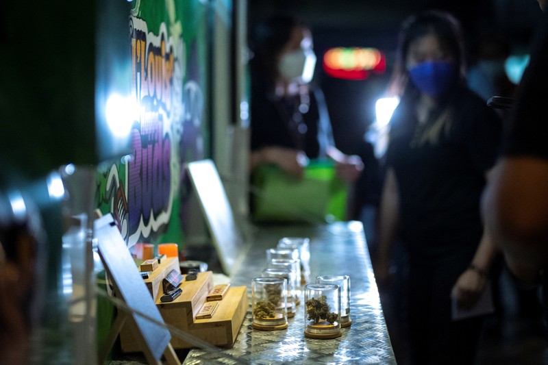 Truk Penjual Ganja di Thailand Turis mengantre untuk membeli ganja, setelah dihapus dari daftar narkotika di bawah hukum Thailand, di Happy Bud, sebuah truk ganja di Khaosan Road, Bangkok, ThailandSenin (13/6/2022). (REUTERS/Athit Perawongmetha)