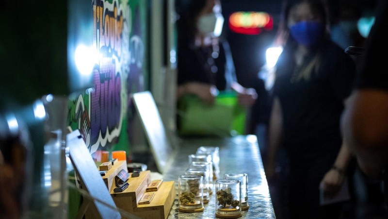 Turis mengantre untuk membeli ganja, setelah dihapus dari daftar narkotika di bawah hukum Thailand, di Happy Bud, sebuah truk ganja di Khaosan Road, Bangkok, ThailandSenin (13/6/2022). (REUTERS/Athit Perawongmetha)