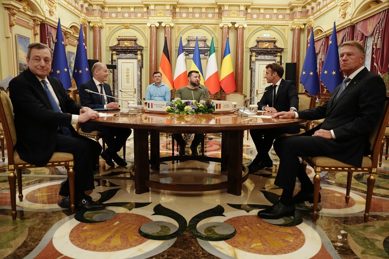 Presiden Ukraina Volodymyr Zelensky, Presiden Prancis Emmanuel Macron, Kanselir Jerman Olaf Scholz, Perdana Menteri Italia Mario Draghi dan Presiden Rumania Klaus Iohannis berfoto di Kyiv, Ukraina, Kamis (16/6/2022).  Para pemimpin melakukan kunjungan pertama mereka ke Ukraina sejak negara itu diserang oleh Rusia pada 24 Februari.  (Photo by Alexey Furman/Getty Images)