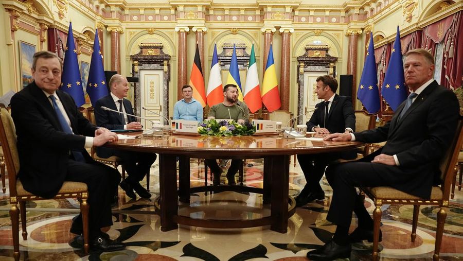 Presiden Ukraina Volodymyr Zelensky, Presiden Prancis Emmanuel Macron, Kanselir Jerman Olaf Scholz, Perdana Menteri Italia Mario Draghi dan Presiden Rumania Klaus Iohannis berfoto di Kyiv, Ukraina, Kamis (16/6/2022).  Para pemimpin melakukan kunjungan pertama mereka ke Ukraina sejak negara itu diserang oleh Rusia pada 24 Februari.  (Photo by Alexey Furman/Getty Images)