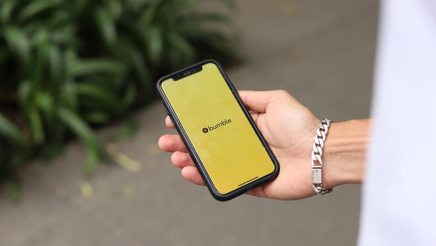 Aplikasi Bumble (Photo by Good Faces Agency on Unsplash)