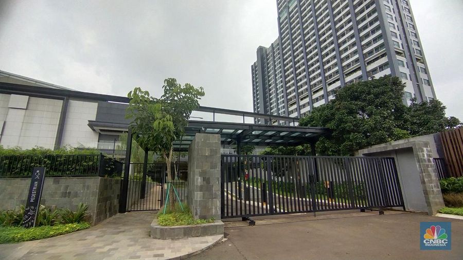 Bintaro Embarcadero Lifestyle Mall yang berlokasi di Jalan Raya Jombang, Tangerang Selatan, Banten, Jumat (17/6/2022). Bintaro Embarcadero memiliki akses langsung melalui jalan tol ke dan dari Koridor TB. Simatupang, Jakarta Selatan. Di sisi lain, Embarcadero Park juga dikelilingi tiga sekolah internasional, yaitu British School Jakarta, Jakarta Japanese School, dan Global Jaya School. Pantauan dilokasi semua pagar utama tertutup dan nama dari mal ini masih tertutup kain merah. (CNBC Indonesia/ Tri susilo)