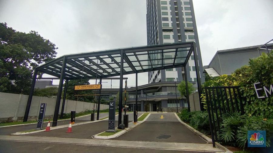Bintaro Embarcadero Lifestyle Mall yang berlokasi di Jalan Raya Jombang, Tangerang Selatan, Banten, Jumat (17/6/2022). Bintaro Embarcadero memiliki akses langsung melalui jalan tol ke dan dari Koridor TB. Simatupang, Jakarta Selatan. Di sisi lain, Embarcadero Park juga dikelilingi tiga sekolah internasional, yaitu British School Jakarta, Jakarta Japanese School, dan Global Jaya School. Pantauan dilokasi semua pagar utama tertutup dan nama dari mal ini masih tertutup kain merah. (CNBC Indonesia/ Tri susilo)