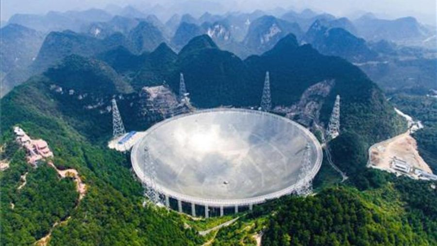 Teleskop antariksa Five-hundred-meter Aperture Spherical radio Telescope (FAST) di China.