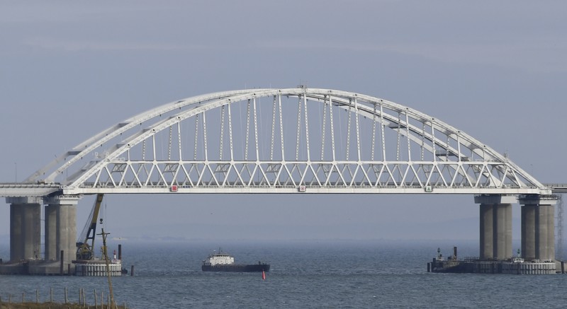 Pemandangan jembatan Crimea yang menghubungkan Rusia dan semenanjung Crimea di dekat Kerch, Crimea, Senin (23/12/2019). Jembatan Crimea merupakan yang terpanjang di Eropa dengan panjang 19 kilometer (11,8 mil), yang memakan waktu dua tahun untuk membangun dan menelan biaya $3,6 miliar. (Alexei Nikolsky/Pool Photo via AP)