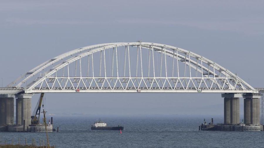 Pemandangan jembatan Crimea yang menghubungkan Rusia dan semenanjung Crimea di dekat Kerch, Crimea, Senin (23/12/2019). Jembatan Crimea merupakan yang terpanjang di Eropa dengan panjang 19 kilometer (11,8 mil), yang memakan waktu dua tahun untuk membangun dan menelan biaya $3,6 miliar. (Alexei Nikolsky/Pool Photo via AP)
