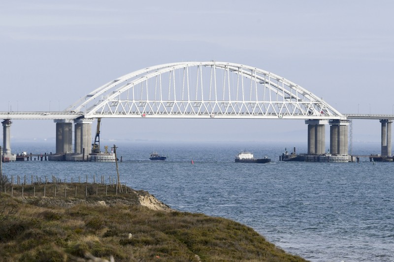 Pemandangan jembatan Crimea yang menghubungkan Rusia dan semenanjung Crimea di dekat Kerch, Crimea, Senin (23/12/2019). Jembatan Crimea merupakan yang terpanjang di Eropa dengan panjang 19 kilometer (11,8 mil), yang memakan waktu dua tahun untuk membangun dan menelan biaya $3,6 miliar. (Alexei Nikolsky/Pool Photo via AP)