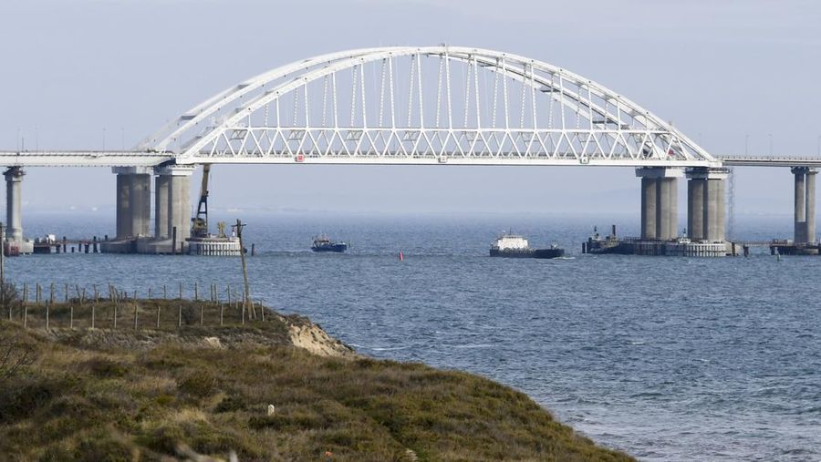 Pemandangan jembatan Crimea yang menghubungkan Rusia dan semenanjung Crimea di dekat Kerch, Crimea, Senin (23/12/2019). Jembatan Crimea merupakan yang terpanjang di Eropa dengan panjang 19 kilometer (11,8 mil), yang memakan waktu dua tahun untuk membangun dan menelan biaya $3,6 miliar. (Alexei Nikolsky/Pool Photo via AP)