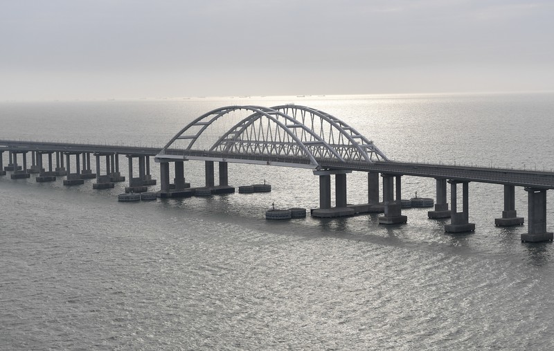 Pemandangan jembatan Crimea yang menghubungkan Rusia dan semenanjung Crimea di dekat Kerch, Crimea, Senin (23/12/2019). Jembatan Crimea merupakan yang terpanjang di Eropa dengan panjang 19 kilometer (11,8 mil), yang memakan waktu dua tahun untuk membangun dan menelan biaya $3,6 miliar. (Alexei Nikolsky/Pool Photo via AP)