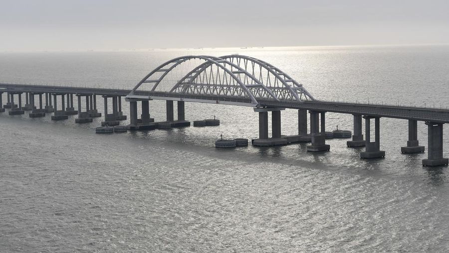 Pemandangan jembatan Crimea yang menghubungkan Rusia dan semenanjung Crimea di dekat Kerch, Crimea, Senin (23/12/2019). Jembatan Crimea merupakan yang terpanjang di Eropa dengan panjang 19 kilometer (11,8 mil), yang memakan waktu dua tahun untuk membangun dan menelan biaya $3,6 miliar. (Alexei Nikolsky/Pool Photo via AP)