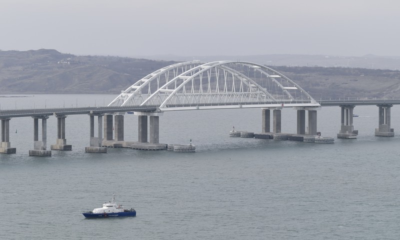 Jembatan Terpanjang di Eropa, Crimea, rusia, krimea Pemandangan jembatan Crimea yang menghubungkan Rusia dan semenanjung Crimea di dekat Kerch, Crimea, Senin (23/12/2019). Jembatan Crimea merupakan yang terpanjang di Eropa dengan panjang 19 kilometer (11,8 mil), yang memakan waktu dua tahun untuk membangun dan menelan biaya $3,6 miliar. (Alexei Nikolsky/Pool Photo via AP)