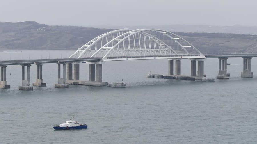 Pemandangan jembatan Crimea yang menghubungkan Rusia dan semenanjung Crimea di dekat Kerch, Crimea, Senin (23/12/2019). Jembatan Crimea merupakan yang terpanjang di Eropa dengan panjang 19 kilometer (11,8 mil), yang memakan waktu dua tahun untuk membangun dan menelan biaya $3,6 miliar. (Alexei Nikolsky/Pool Photo via AP)