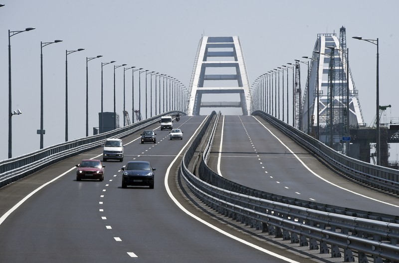 Pemandangan jembatan Crimea yang menghubungkan Rusia dan semenanjung Crimea di dekat Kerch, Crimea, Senin (23/12/2019). Jembatan Crimea merupakan yang terpanjang di Eropa dengan panjang 19 kilometer (11,8 mil), yang memakan waktu dua tahun untuk membangun dan menelan biaya $3,6 miliar. (Alexei Nikolsky/Pool Photo via AP)