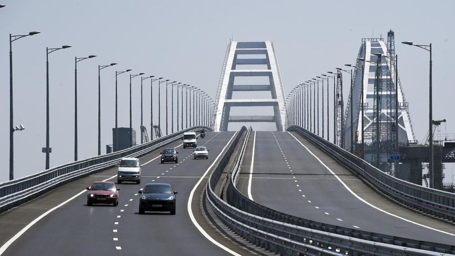 Pemandangan jembatan Crimea yang menghubungkan Rusia dan semenanjung Crimea di dekat Kerch, Crimea, Senin (23/12/2019). Jembatan Crimea merupakan yang terpanjang di Eropa dengan panjang 19 kilometer (11,8 mil), yang memakan waktu dua tahun untuk membangun dan menelan biaya $3,6 miliar. (Alexei Nikolsky/Pool Photo via AP)