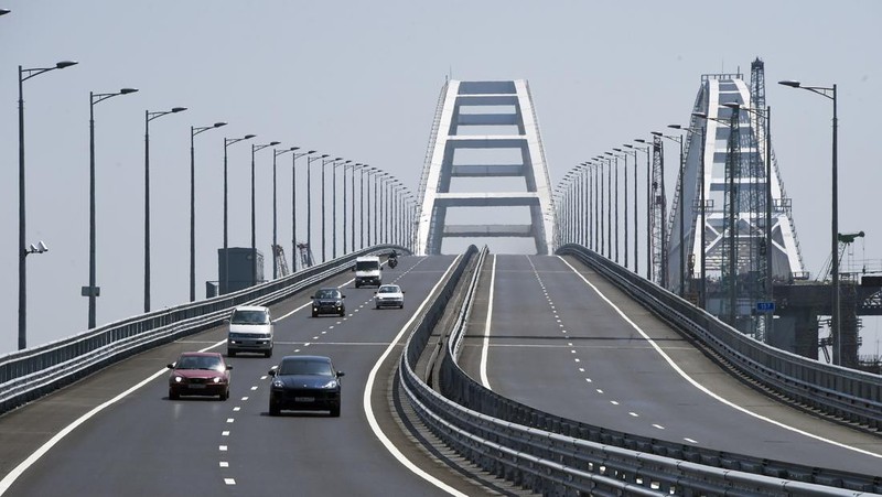Pemandangan jembatan Crimea yang menghubungkan Rusia dan semenanjung Crimea di dekat Kerch, Crimea, Senin (23/12/2019). Jembatan Crimea merupakan yang terpanjang di Eropa dengan panjang 19 kilometer (11,8 mil), yang memakan waktu dua tahun untuk membangun dan menelan biaya $3,6 miliar. (Alexei Nikolsky/Pool Photo via AP)