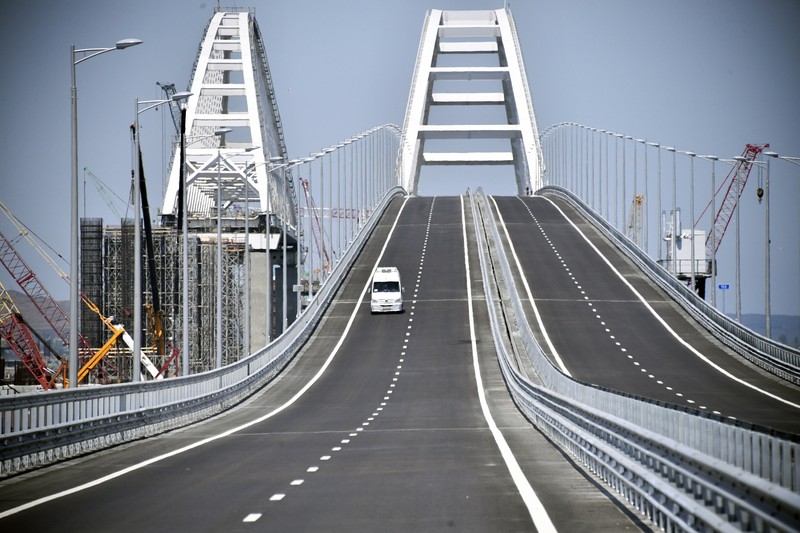 Pemandangan jembatan Crimea yang menghubungkan Rusia dan semenanjung Crimea di dekat Kerch, Crimea, Senin (23/12/2019). Jembatan Crimea merupakan yang terpanjang di Eropa dengan panjang 19 kilometer (11,8 mil), yang memakan waktu dua tahun untuk membangun dan menelan biaya $3,6 miliar. (Alexei Nikolsky/Pool Photo via AP)