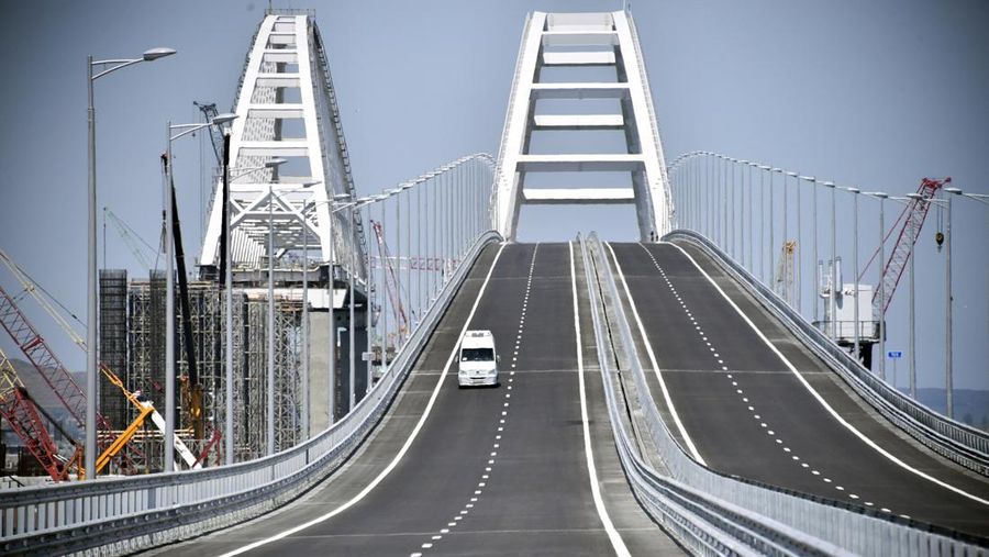 Pemandangan jembatan yang menghubungkan Rusia dan semenanjung Crimea di dekat Kerch, Crimea, Selasa (15/5/2018). (Alexander Nemenov/Pool Photo via AP)
