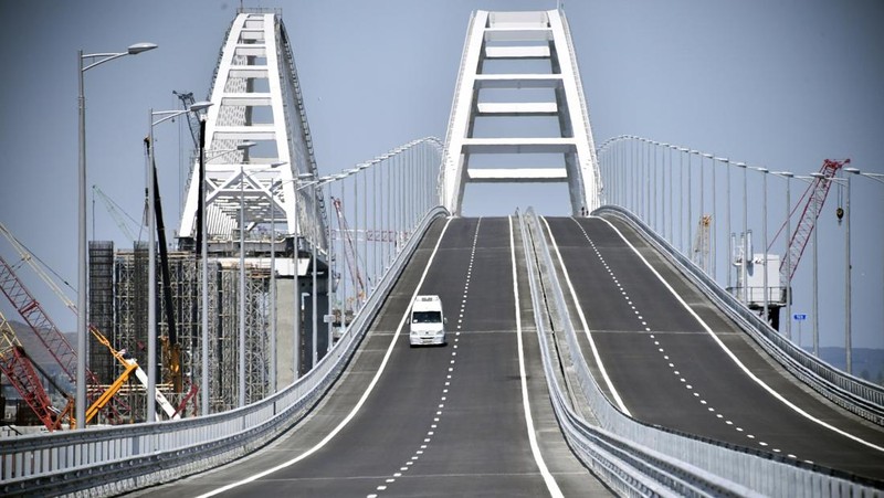 Pemandangan jembatan Crimea yang menghubungkan Rusia dan semenanjung Crimea di dekat Kerch, Crimea, Senin (23/12/2019). Jembatan Crimea merupakan yang terpanjang di Eropa dengan panjang 19 kilometer (11,8 mil), yang memakan waktu dua tahun untuk membangun dan menelan biaya $3,6 miliar. (Alexei Nikolsky/Pool Photo via AP)