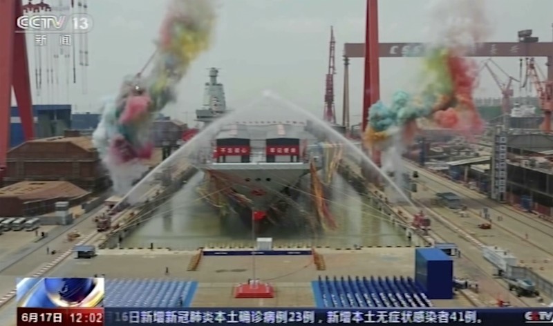 kapal induk ketiga China bernama Fujian Asap berwarna menandai upacara peluncuran kapal induk ketiga China bernama Fujian di dok kering di Shanghai, Jumat (17/6/2022) Media pemerintah melaporkan bahwa China pada hari Jumat meluncurkan kapal induk ketiganya, kapal pertama yang dirancang dan dibangun seluruhnya di dalam negeri. (Li Gang/Xinhua via AP)