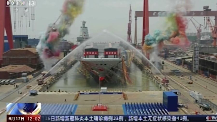 Asap berwarna menandai upacara peluncuran kapal induk ketiga China bernama Fujian di dok kering di Shanghai, Jumat (17/6/2022) Media pemerintah melaporkan bahwa China pada hari Jumat meluncurkan kapal induk ketiganya, kapal pertama yang dirancang dan dibangun seluruhnya di dalam negeri. (Li Gang/Xinhua via AP)
