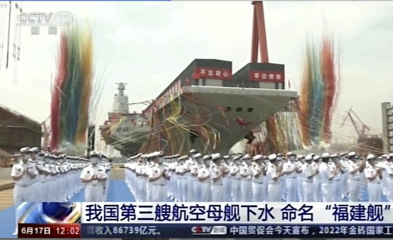 kapal induk ketiga China bernama Fujian Asap berwarna menandai upacara peluncuran kapal induk ketiga China bernama Fujian di dok kering di Shanghai, Jumat (17/6/2022) Media pemerintah melaporkan bahwa China pada hari Jumat meluncurkan kapal induk ketiganya, kapal pertama yang dirancang dan dibangun seluruhnya di dalam negeri. (Li Gang/Xinhua via AP)