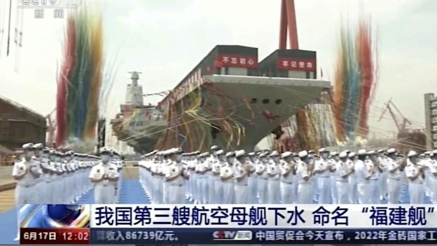 Asap berwarna menandai upacara peluncuran kapal induk ketiga China bernama Fujian di dok kering di Shanghai, Jumat (17/6/2022) Media pemerintah melaporkan bahwa China pada hari Jumat meluncurkan kapal induk ketiganya, kapal pertama yang dirancang dan dibangun seluruhnya di dalam negeri. (Li Gang/Xinhua via AP)