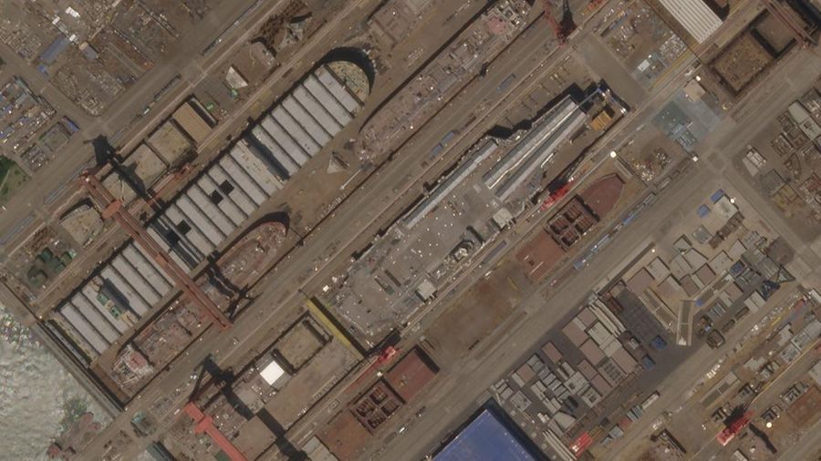 Citra satelit dari Planet Labs PBC ini menunjukkan pembangunan kapal induk Tipe 003 China di Galangan Kapal Jiangnan di timur laut Shanghai, China, Minggu (8/5/2022).  (Planet Labs PBC via AP)