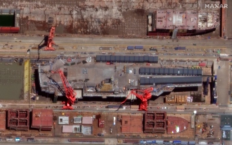 kapal induk ketiga China bernama Fujian Asap berwarna menandai upacara peluncuran kapal induk ketiga China bernama Fujian di dok kering di Shanghai, Jumat (17/6/2022) Media pemerintah melaporkan bahwa China pada hari Jumat meluncurkan kapal induk ketiganya, kapal pertama yang dirancang dan dibangun seluruhnya di dalam negeri. (Li Gang/Xinhua via AP)