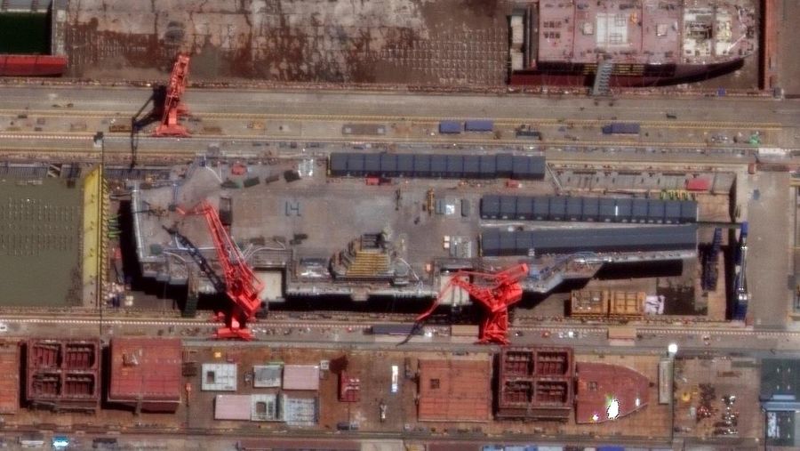 Asap berwarna menandai upacara peluncuran kapal induk ketiga China bernama Fujian di dok kering di Shanghai, Jumat (17/6/2022) Media pemerintah melaporkan bahwa China pada hari Jumat meluncurkan kapal induk ketiganya, kapal pertama yang dirancang dan dibangun seluruhnya di dalam negeri. (Li Gang/Xinhua via AP)