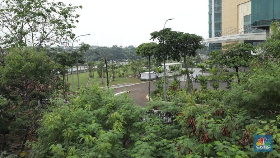 Warga melewati jembatan penyebrangan orang (jpo) dengan latar belakang Lippo Mall East Side di Cempaka Putih, Jakarta Pusat, Jumat (7/7/2022). Pada tahun 2022 ini Lippo Mall East Side di Cempaka Putih, Jakarta Pusat diproyeksikan selesai. Mal ini dibangun oleh Lippo Karawaci dengan luasan 44 ribu meter persegi dan bangunan ini menjadi satu dengan apartemen. (CNBC Indonesia/ Tri Susilo)