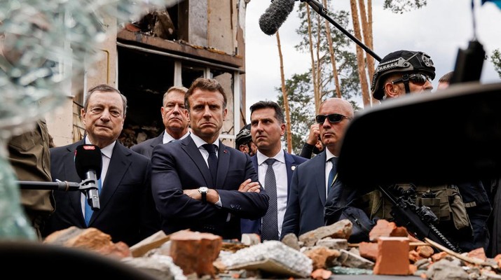 Perdana Menteri Italia Mario Draghi, Presiden Prancis Emmanuel Macron, Kanselir Jerman, tiga negara Uni Eropa mengunjungi Kyiv, Ukraina Perdana Menteri Italia Mario Draghi (kiri) dan Presiden Prancis Emmanuel Macron (tengah) menghadiri kunjungan dengan Kanselir Jerman (tidak terlihat) di Irpin, Kamis (16/6/2022). Ini adalah pertama kalinya para pemimpin tiga negara Uni Eropa mengunjungi Kyiv sejak invasi Rusia 24 Februari ke Ukraina. (Photo by LUDOVIC MARIN/POOL/AFP via Getty Images)