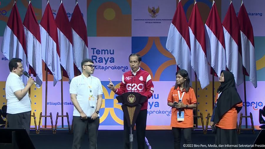 Presiden Joko Widodo Melakukan Silaturahmi dengan Alumni Penerima Kartu Prakerja, Kabupaten Bogor, 17 Juni 2022. (Tangkapan Layar via Youtube Sekretariat Presiden)