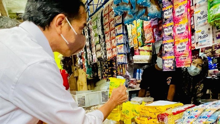 Presiden Joko Widodo mengunjungi Pasar Baros, Kabupaten Serang, Banten Presiden Joko Widodo mengunjungi Pasar Baros, Kabupaten Serang, Banten, Jumat, 17 Juni 2022. (Foto: Laily Rachev - Biro Pers Sekretariat Presiden)