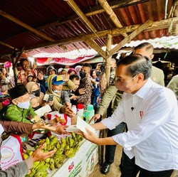 'Helikopter Uang' Jokowi Tiba di Banten, Siapa Sudah Dapat?
