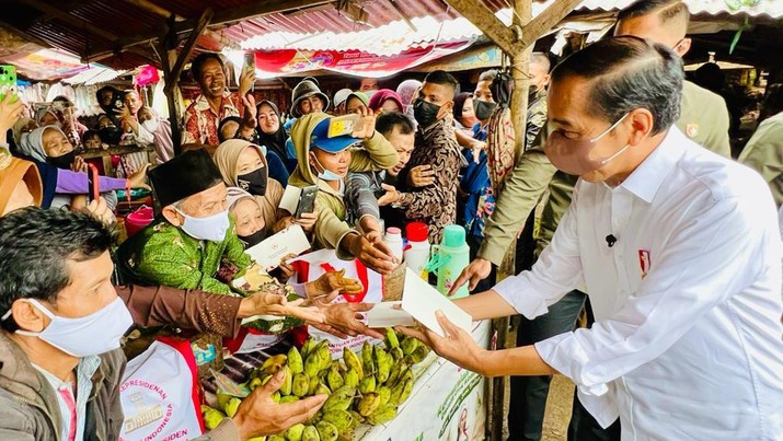 Presiden Joko Widodo mengunjungi Pasar Baros, Kabupaten Serang, Banten, Jumat, 17 Juni 2022. (Foto: Laily Rachev - Biro Pers Sekretariat Presiden)