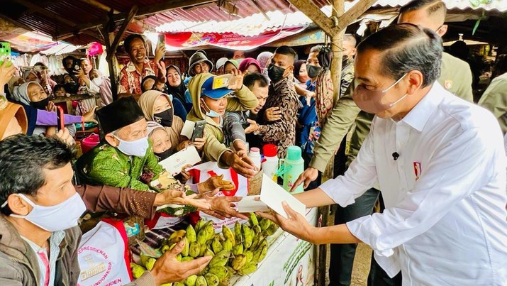 Presiden Joko Widodo mengunjungi Pasar Baros, Kabupaten Serang, Banten Presiden Joko Widodo mengunjungi Pasar Baros, Kabupaten Serang, Banten, Jumat, 17 Juni 2022. (Foto: Laily Rachev - Biro Pers Sekretariat Presiden)