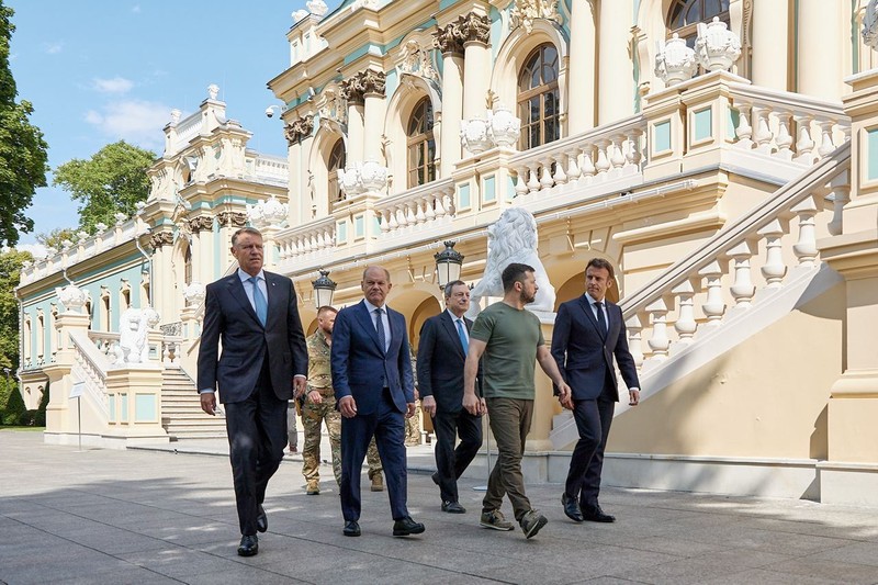 Presiden Ukraina Volodymyr Zelensky, Presiden Prancis Emmanuel Macron, Kanselir Jerman Olaf Scholz, Perdana Menteri Italia Mario Draghi dan Presiden Rumania Klaus Iohannis berfoto di Kyiv, Ukraina, Kamis (16/6/2022).  Para pemimpin melakukan kunjungan pertama mereka ke Ukraina sejak negara itu diserang oleh Rusia pada 24 Februari.  (Photo by Alexey Furman/Getty Images)