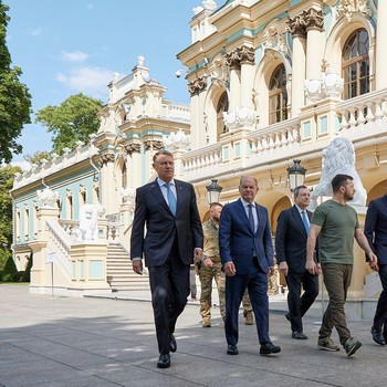 Begini Gaya Macron Cs ke Ukraina Temui Zelensky