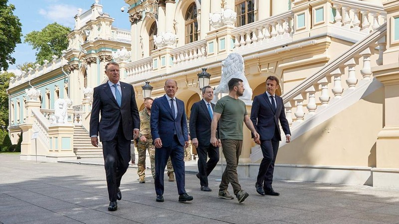 Presiden Ukraina Volodymyr Zelensky, Presiden Prancis Emmanuel Macron, Kanselir Jerman Olaf Scholz, Perdana Menteri Italia Mario Draghi dan Presiden Rumania Klaus Iohannis berfoto di Kyiv, Ukraina, Kamis (16/6/2022).  Para pemimpin melakukan kunjungan pertama mereka ke Ukraina sejak negara itu diserang oleh Rusia pada 24 Februari.  (Photo by Alexey Furman/Getty Images)