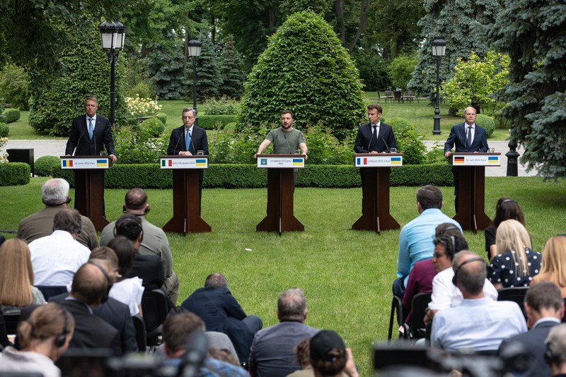 Presiden Ukraina Volodymyr Zelensky, Presiden Prancis Emmanuel Macron, Kanselir Jerman Olaf Scholz, Perdana Menteri Italia Mario Draghi dan Presiden Rumania Klaus Iohannis berfoto di Kyiv, Ukraina, Kamis (16/6/2022).  Para pemimpin melakukan kunjungan pertama mereka ke Ukraina sejak negara itu diserang oleh Rusia pada 24 Februari.  (Photo by Alexey Furman/Getty Images)
