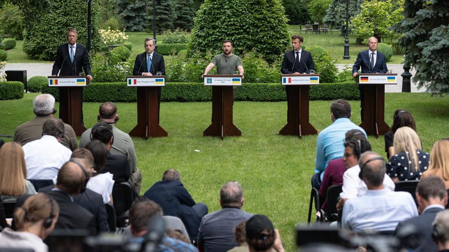 Presiden Rumania Klaus Iohannis, Perdana Menteri Italia Mario Draghi, Presiden Ukraina Volodymyr Zelensky, Presiden Prancis Emmanuel Macron dan Kanselir Jerman Olaf Scholz terlihat selama konferensi pers di Kyiv, Ukraina, Kamis (16/6/2022). Para pemimpin melakukan kunjungan pertama mereka ke Ukraina sejak negara itu diserang oleh Rusia pada 24 Februari. (Photo by Alexey Furman/Getty Images)