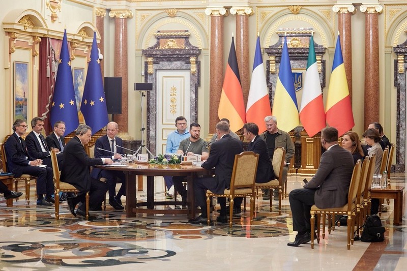 Presiden Ukraina Volodymyr Zelensky, Presiden Prancis Emmanuel Macron, Kanselir Jerman Olaf Scholz, Perdana Menteri Italia Mario Draghi dan Presiden Rumania Klaus Iohannis tiga negara Uni Eropa mengunjungi Kyiv, Ukraina Presiden Ukraina Volodymyr Zelensky, Presiden Prancis Emmanuel Macron, Kanselir Jerman Olaf Scholz, Perdana Menteri Italia Mario Draghi dan Presiden Rumania Klaus Iohannis berfoto di Kyiv, Ukraina, Kamis (16/6/2022). Para pemimpin melakukan kunjungan pertama mereka ke Ukraina sejak negara itu diserang oleh Rusia pada 24 Februari. (Photo by Alexey Furman/Getty Images)
