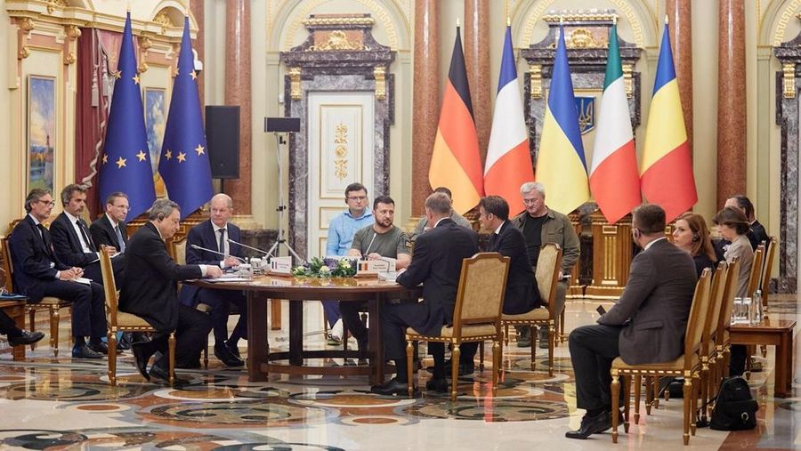 Presiden Ukraina Volodymyr Zelensky, Presiden Prancis Emmanuel Macron, Kanselir Jerman Olaf Scholz, Perdana Menteri Italia Mario Draghi dan Presiden Rumania Klaus Iohannis berfoto di Kyiv, Ukraina, Kamis (16/6/2022).  Para pemimpin melakukan kunjungan pertama mereka ke Ukraina sejak negara itu diserang oleh Rusia pada 24 Februari.  (Photo by Alexey Furman/Getty Images)