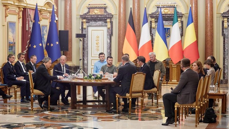 Presiden Ukraina Volodymyr Zelensky, Presiden Prancis Emmanuel Macron, Kanselir Jerman Olaf Scholz, Perdana Menteri Italia Mario Draghi dan Presiden Rumania Klaus Iohannis berfoto di Kyiv, Ukraina, Kamis (16/6/2022).  Para pemimpin melakukan kunjungan pertama mereka ke Ukraina sejak negara itu diserang oleh Rusia pada 24 Februari.  (Photo by Alexey Furman/Getty Images)