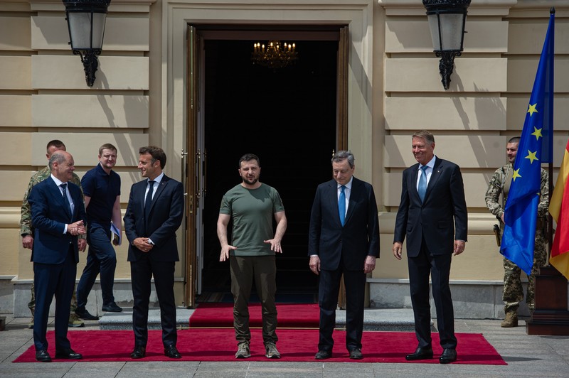 Presiden Ukraina Volodymyr Zelensky, Presiden Prancis Emmanuel Macron, Kanselir Jerman Olaf Scholz, Perdana Menteri Italia Mario Draghi dan Presiden Rumania Klaus Iohannis berfoto di Kyiv, Ukraina, Kamis (16/6/2022).  Para pemimpin melakukan kunjungan pertama mereka ke Ukraina sejak negara itu diserang oleh Rusia pada 24 Februari.  (Photo by Alexey Furman/Getty Images)